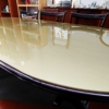 Particolare piano Tavolo in legno laccato lucido