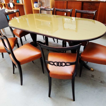 Tavolo con sedie in legno laccato lucido